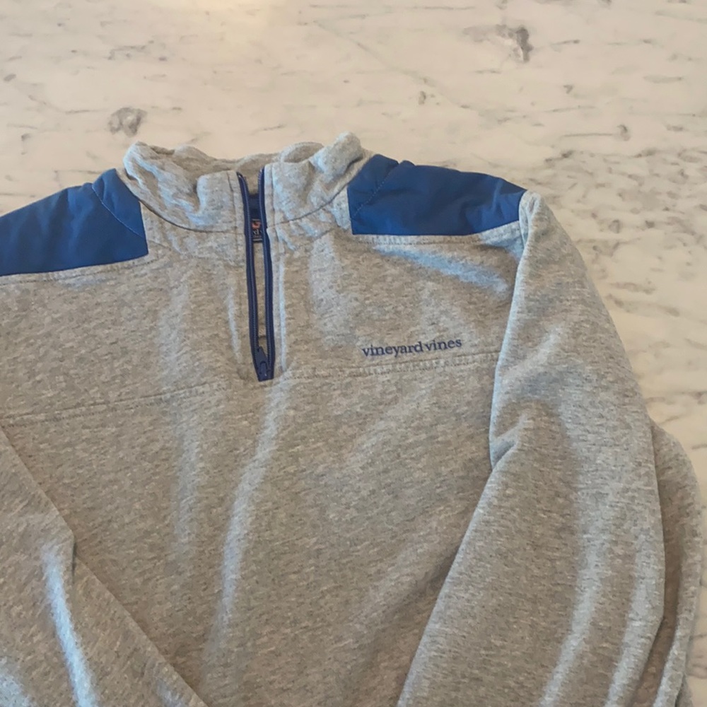 Men’s Vineyard Vines Gray with blue accents. Shep quarter zip pullover.
